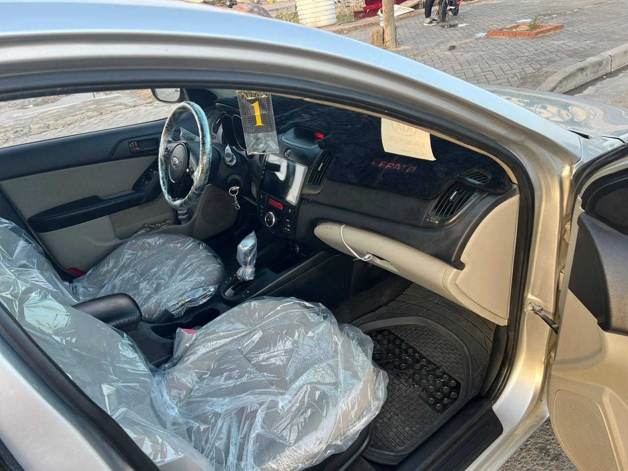 السلام عليكم سيراتو  للبيع اومراوس دخول جديد ادوات ادوات 
سيراتو 2013 اصل 
لون سلفري 
كصتين  شغل باجات 
متومه شمالي  سنويه 29
نضافه 100/100
مكينه كير اكسل كفاله
حداده جديده كلش 
مكينه 1600 دوووش 
مسجل دمام 
فقط فتحه 
تبريد ثلج منضومه جديده  
نضافه كشر 100
نضافه داخل 100
حجر بيئة موجود بلادي
تخم تاير جديد
سعرها 50  وبيه مجال 
سياره خير من الله الف ما ذب عليه
مكان سياره بصره  
*********** واتساب فقط
