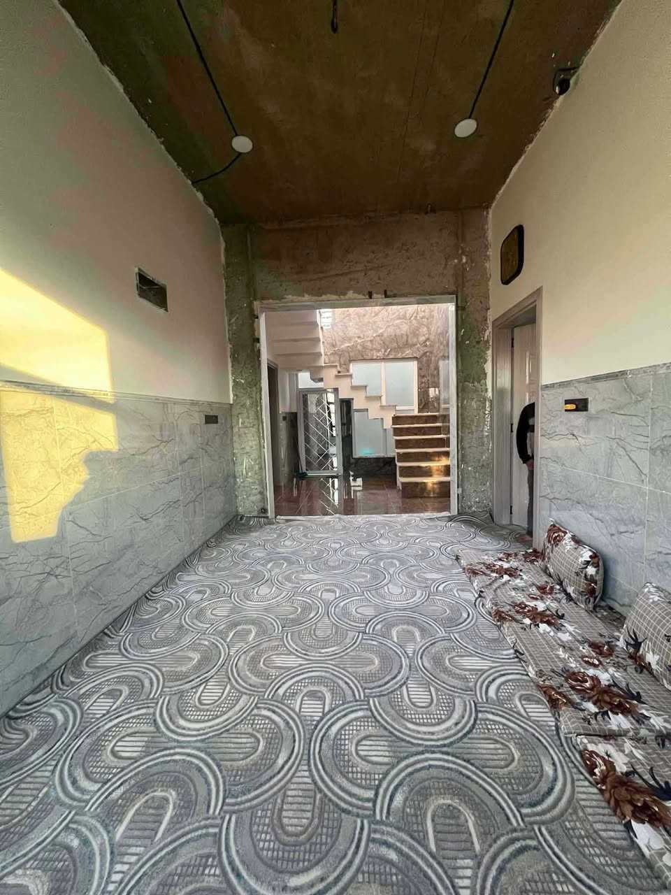 السلام عليكم دار اللبيع التعليم جمعية غرفة تجارة مساحه 140مربع الواجهه 12متر مربع12*12النزل عدد غرف النوم 2الاستقبال مع هول مع مطبخ مربع صحيات داخليه وخارجية يرهم معارض مع ارض  السعر 100مليون بي مجال الاتصال على الارقام التاليه واتساب ***********
*********** ملاحظه يحتاج فقط جبس بورد تسليم مفتاح
