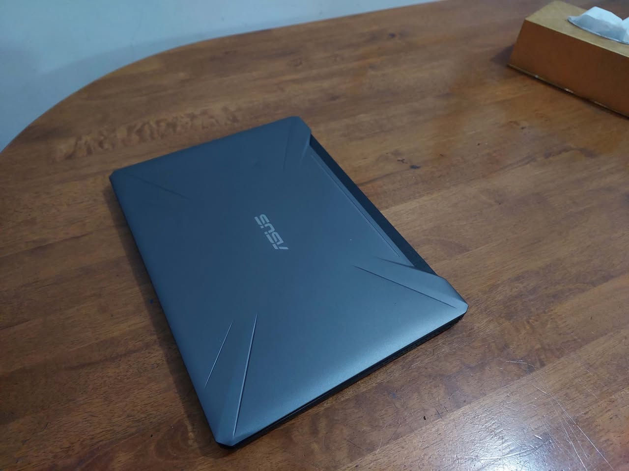 السلام عليكم ..لابتوب الالعاب والبرامج الهندسية والتصميم والمونتاج  من ASUS  شاشة حجم  15.6 دقة  FULL HD 1080 تردد 144 هرتز  ...معالج كور اي  7  الجيل الثامن فئة H (من اقوى فئات المعالجات)..كرت شاشة خارجي منفصل من نيفيدا GTX 1060 الكلي  14  كيكا  ( 6 كيكا خارجي منفصل و8 متصل ) ..  رام بحجم  16  كيكا  .. هاردين خزن الاول  تيرا  ( 1000 كيكا ) والثاني 256 نوع  SSD M2 ..كيبورد ضوئي ملون تكدر تتحكم بالوانه  ..اللابتوب نظيف جدا وسعرة جدا مناسب ب 400 $  للاستفسار الاتصال *********** او  *********** (واتس )
