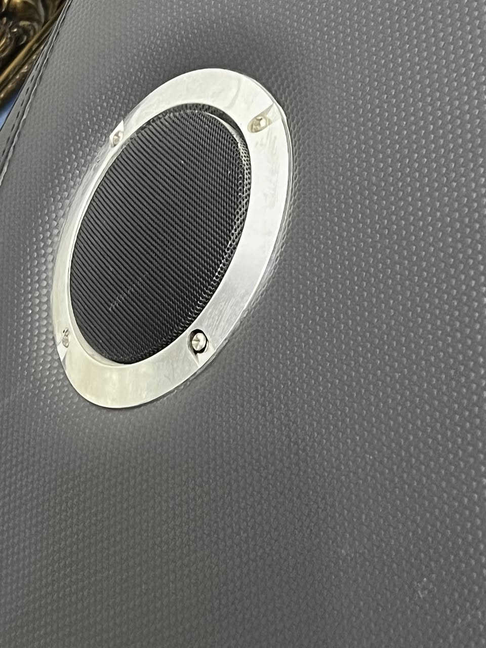 للبيع … كرسي مساج كهربائي
مستخدم قليل جداً 

 • النوع: كرسي مساج كهربائي كامل الجسم

 • مناطق المساج:

 • الرقبة والكتفين

 • الظهر (علوي – وسط – سفلي)

 • الخصر

 • الذراعين (وسائد هوائية)

 • الساقين والقدمين (عجن + ضغط هوائي)

 • آلية المساج:

 • بكرات متحركة للظهر (Rolling / Kneading / Tapping)

 • أكياس هوائية Airbags للذراعين والساقين

 • مساج عجن للقدمين

 • وضعية الاستلقاء:

 • استلقاء شبه كامل (Zero Gravity غالبًا)

 • التحكم:

 • ريموت تحكم جانبي متعدد الأزرار

 • برامج تلقائية + تحكم يدوي بالشدة والسرعة

 • التدفئة:

 • غالبًا تدفئة أسفل الظهر (Heat Therapy)

 • الخامة:

 • جلد صناعي PU

 • هيكل داخلي معدني

 • الطاقة:

 • كهرباء 220–240 فولت

 • الوزن التقريبي:

 • 80–110 كغم

 • التحمل:

 • حتى 120–150 كغم

🧠 الاستخدامات

 • تخفيف آلام الظهر والرقبة

 • الاسترخاء بعد العمل

 • تحسين الدورة الدموية

 • مناسب للعيادات، الصالونات، أو الاستخدام المنزل

السعر 800$ وبيه مجال بسيط

***********
