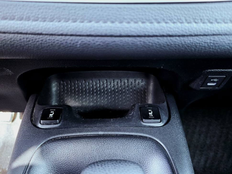 للبيع تويوتا كورولا 2024
الفئة: SE
اللون: أحمر 🔴
سيارة حديثة بمواصفات متقدمة تجمع بين الراحة والأمان والأداء العملي.
المواصفات والتجهيزات:
✔️ محرك 2.0 لتر اقتصادي وقوي
✔️ ناقل حركة أوتوماتيك 10 سرعات عادي انظمه قياده ايكو نورمال سبورت 
✔️ تصميم رياضي وجنوط أنيقة
✔️ شاشة معلومات وترفيه تدعم Apple CarPlay & Android Auto
✔️ مقاعد رياضية مع تدفئة للمقاعد الأمامية
✔️ تثبيت سرعة تفاعلي (رادار تحكمي)
✔️ Auto Hold
✔️ هاند بريك أوتو (Electric Parking Brake)
✔️ أنظمة أمان متكاملة (ABS – ثبات إلكتروني – أنظمة مساعدة السائق)
🫆 تشغيل عن بعد 
الحالة والفحص:
🔹 الضرر: فقط نهاية الصندوق (ضرر بسيط)
🔹 جميع الإيرباكات سليمة 100٪
🔹 الرقم: فحص مؤقت
🔹 التسجيل: تترقم في جميع المحافظات
💰 السعر: 176 مع مجال بسيط
📍 الموقع: كركوك 
📞 للاستفسار والتواصل: *********** كركوك, العراق
