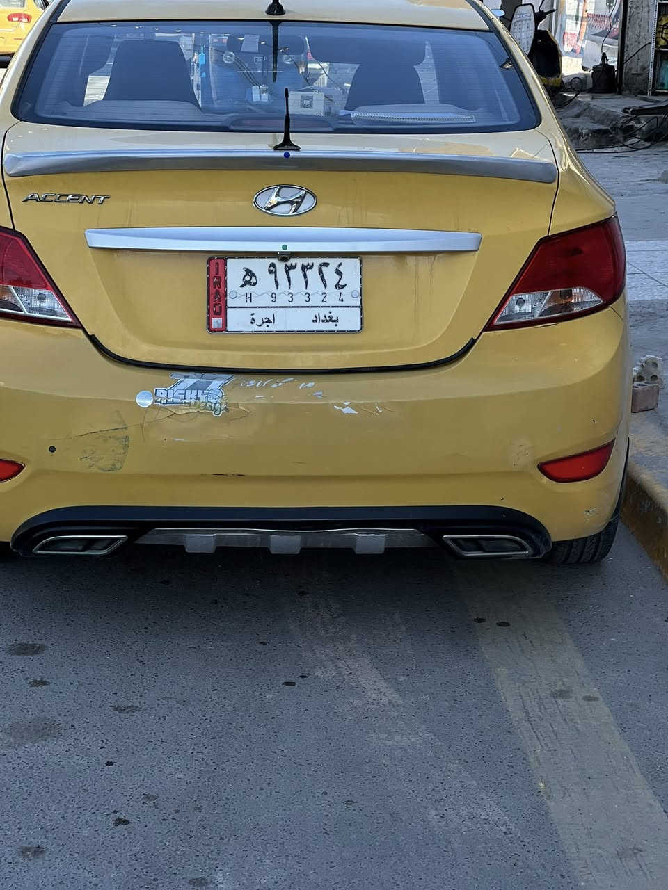 سلام عليكم سياره اكسنت مديل 2016 سياره خليجيه مكفوله.  اصل لون رصاصي فاتح نفس لون لسبايدر          بيهةمكينه وكير جيدي أي  ١٨٠٠ انسه شي اسمه دوانز بانزين كله عادي  سياره نضيفه مكينه مكفوله   تبريد ثلج. داخل بيجي  بيهة شاشه. ايباد.  لايتات زنون.   رقم *********** مكان بغداد الحريه قرب الكاضميه
