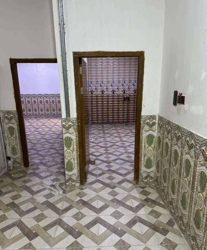 السلام عليكم 
يتوفر بيت بناء حديث 200 متر مربع 2 غرف نوم 45 / صاله واسعه / استقبال 46 / و 3 حمامات وحوش البيت جاهز ، سخان تانكي ماطور خط امبير

ابي الخصيب كوت الفداغ شارع الشاليهات ، يبعد تقريبا 150 متر عن السايدين ، البيت على شارع رئيسيي تجاري ، البيت ينفع تجاري او سكني ، الايجار 550 شامل  
ستفسار ابو عباس 
***********
الكهرباء والماء
