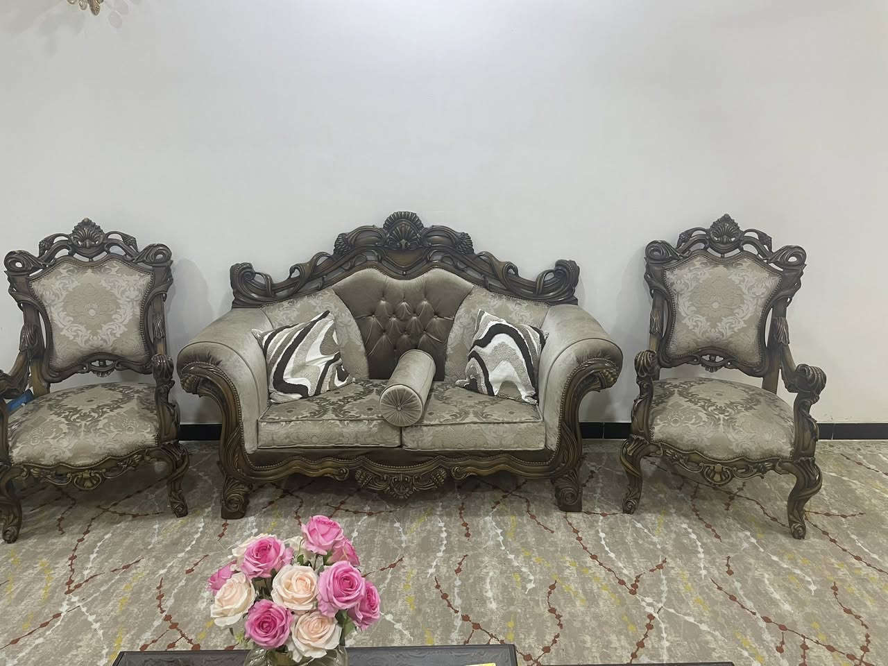 السلام عليكم عندي قنفات رئاسي9مقاعد وياه 3طبلات تركي اصلي اني جبته وياي من تركيا نضيف كلش السعر مليون 100 العلون البياع شرطه الخامسه ***********
