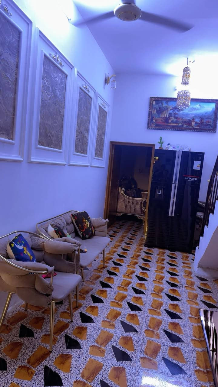 دار للبيع المساحة ١٠٠ متر الواجهة ٥ النزال ٢٠ طابو صرف 
يتكون الدار من طابقين 
الطابق الاول طارمة ومطبخ واستقبال وصالة وصحيات 
الطابق الثاني غرفتين وصالة بين الغرفتين وبيتونة وسطحين 
العنوان حي الفرات قرب مدرسة انوار الفرات الاهليه فرع اسواق العائلة وقريب على الشارع العام السايدين التجاري خدمات كامله 
الاستفسار الاتصال على الرقم ***********
