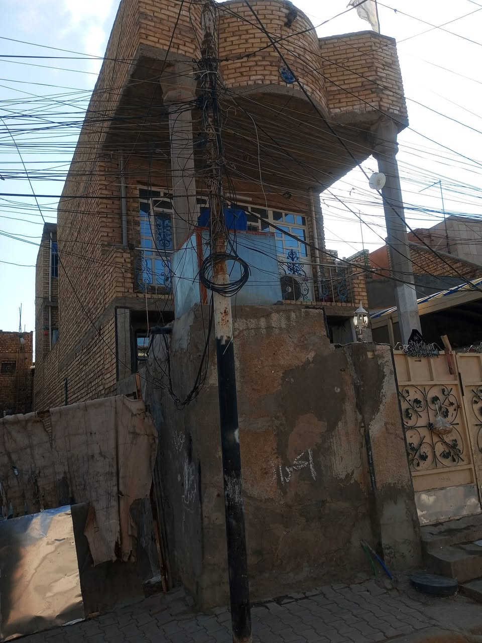 بيت للبيع 100متر ثلاث طوابق الواجهه 5 نزل20قريب شارع ابوسميرالستفسارالاتصال عله رقم ***********
