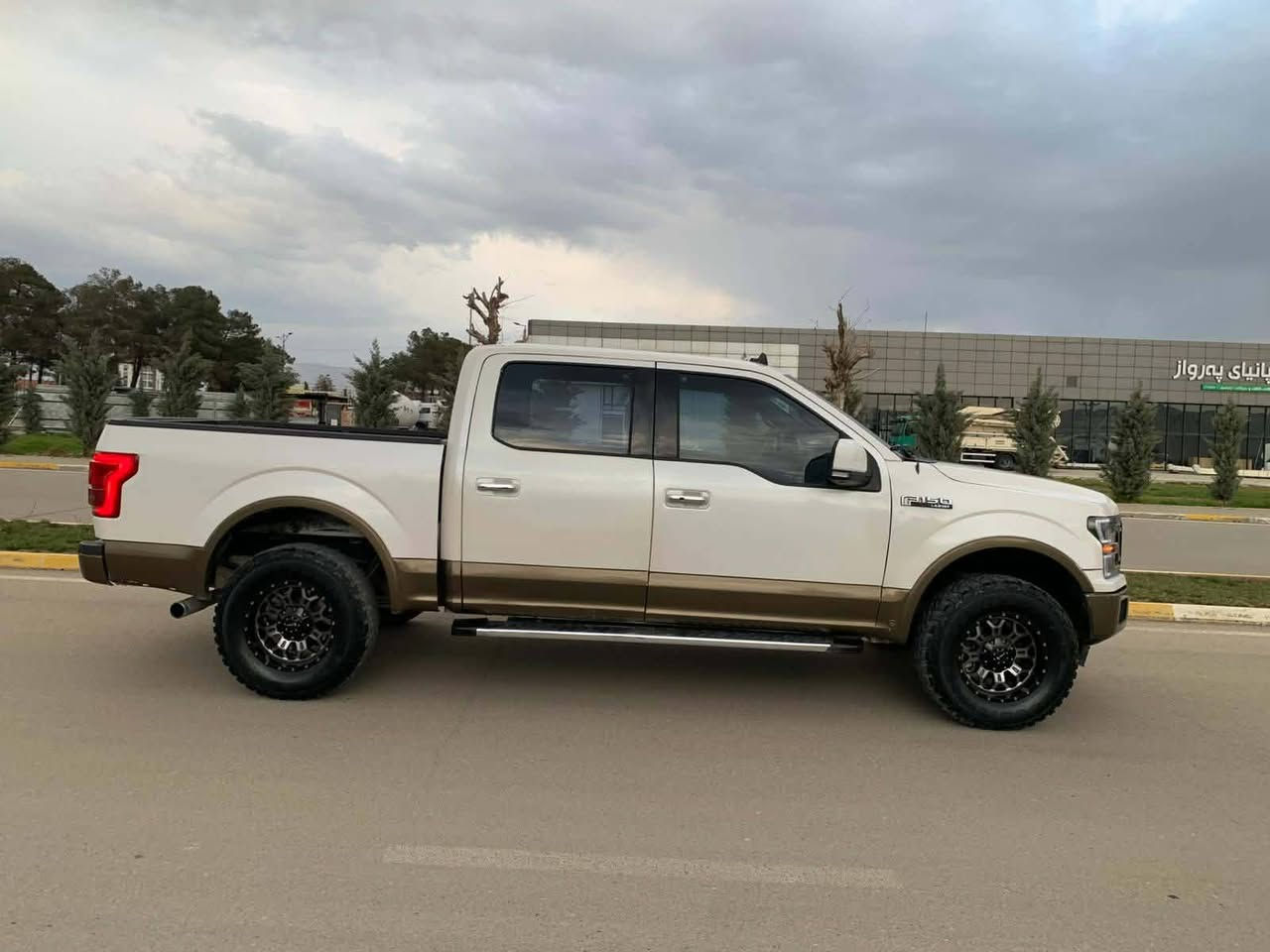 Ford F 150 LARIAT

​🏁 بۆ فرۆشتن: دێوەزمە ئەمریکییەکە Ford F-150 Lariat 🏁
​بۆ حەزکەرانی هێز و فخامەت، ئۆتۆمبێلی فۆرد F-150 لاریات (Lariat) ئەسڵی، کە کۆکەرەوەی هێزێکی جەببارە بۆ ڕێگا سەختەکان و ئارامییەکی بێوێنە لە کاتی لێخوڕیندا.
​✅ گرنگترین تایبەتمەندییەکان:
​بزوێنەر: بەردەستە بە بزوێنەری EcoBoost V6 قەبارە 3.5 لیتر (توێن تێربۆ) یان بزوێنەرV6 قەبارە 3.5. لیتر.
​گێڕ: ئۆتۆماتیک 10 گێڕ بۆ ئەدایەکی نەرم و کەمترین مەسرەفی بەنزین.
​سیستەمی پاڵنەر: چوار چەرخ (4x4) لەگەڵ چەندین دۆخی جیاوازی لێخوڕین (لم، قوڕ، بەردەڵان، سپۆرت).
​✨ تایبەتمەندییە دەرەکییەکان:
​لایتەکان: لایتی پێشەوە و دواوە تەکنەلۆژیای LED 
​ویل و تایە: ویلی ئەلەمنیۆم قەبارە گەورە لەگەڵ تایەی  جەبەلی.
​دیزاین: دەعامی پێشەوە و دواوە بە ڕەنگێکی جیاواز، لەگەڵ شەبەکەی پێشەوەی ڕەشی وەرزشی کە هەیبەتێکی تایبەت دەداتە ئۆتۆمبێلەکە.
​🛋️ ناوەوە و ئاسوودەیی:
​کوشنەکان جەڵدی ڕاقین، لەگەڵ سیستەمی گەرمکەرەوە و ساردکەرەوە.
​شاشەیەکی لەمس گەورە کە پشتگیری Apple CarPlay و Android Auto دەکات.
​سیستەمی دەنگی زۆر پێشکەوتوو و پاک.
 
​سیستەمی کارپێکردن لەدوورەوە و بەسما.
​🛡️ سیستەمی سەلامەتی:
​کامێرای دواوە و حەساس بۆ هاوکاری لە کاتی پارککردن.
​سیستەمی ئاگادارکردنەوەی خاڵی کوێر (Blind Spot).
​سیستەمی مانەوە لە نێوان هێڵەکانی شەقام.
​📍 شوێن: سلێمانی نرخ ٢٣٥ گەکا
📞 بۆ پەیوەندی و زانیاری زیاتر: ***********
***********

 ​🏁 للبيع: الوحش الأمريكي Ford F-150 Lariat 🏁
​لمحبي الفخامة والقوة، سيارة فورد F-150 فئة لاريات (Lariat) الأصلية، سيارة تجمع بين الأداء الجبار في الطرق الوعرة والراحة الراقية في القيادة.
​✅ أهم المواصفات الميكانيكية:
​المحرك: متوفر عادةً بمحرك EcoBoost V6 سعة 3.5 لتر (توين تيربو) أو محرك  V6 سعة 3.5 لتر (حسب المواصفات الفعلية لسيارتك).
​ناقل الحركة: أوتوماتيكي بـ 10 سرعات لأداء سلس واستهلاك وقود مثالي.
​نظام الدفع: دفع رباعي (4x4) مع وضعيات قيادة متعددة (رمل، وحل، صخور، رياضي).
​✨ اللمسات الخارجية والجمالية:
​الإضاءة: مصابيح الأمامية والخلفية بتقنية LED بتصميم عصري وجذاب.
​العجلات: رينجات ألمنيوم حجم كبير مع إطارات مخصصة للمهام الصعبة.
​الإضافات: دعامية أمامية وخلفية بلون مميز، مع شبك أمامي أسود رياضي يعطي هيبة للطريق.
​🛋️ المقصورة والرفاهية (من الداخل):
​كراسي جلد فاخرة مع ميزة التدفئة والتبريد.
​شاشة لمس كبيرة تدعم Apple CarPlay و Android Auto.
​نظام صوتي متميز ونقي جداً.
.
​نظام تشغيل عن بعد وبصمة دخول ذكية.
​🛡️ أنظمة السلامة:
​كاميرا خلفية وحساسات للمساعدة في الركن.
​نظام التحذير من النقاط العمياء.
​نظام المساعدة في الحفاظ على المسار.
​📍 المكان: سليماني 
📞 للتواصل والاستفسار: [ ***********
***********
​ملاحظة: السيارة بحالة ممتازة ونظيفة جداً كما موضح في الصور. السعر  ٢٣٥ . أربيل, العراق
