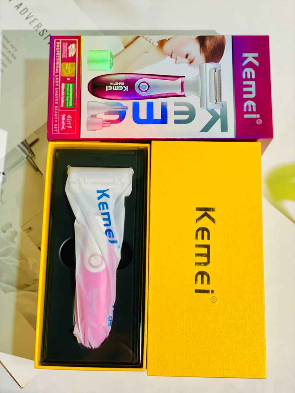 🌸 صالونكِ المتكامل في بيتكِ مع كيمي (Kemei KM-6714)! 🌸
لكل بنت بتدور على النعومة، السرعة، والراحة.. اختصرنا لكِ كل أدوات العناية بجهاز واحد ذكي وعملي جداً! ✨
 الأنيقة باللون الوردي الجذاب، والتي تأتي بوظائف متعددة (4 في 1)  لكل احتياجاتكِ اليومية بكل سهولة وأمان بدون أي ألم.

 1.رأس حلاقة وتحديد الحواجب: يأتي مع مشط لتشذيب وتنسيق الحواجب بدقة عالية للحصول على رسمة مثالية.
 2.رأس مخصص للأماكن الدقيقة: لتنظيف وإزالة الشعر الزائد من الأنف والأذن بكل أمان وسلاسة.
 3.رأس الحلاقة الدائري الصغير: مثالي لشعر الوجه والمناطق الحساسة، يمنحكِ ملمساً ناعماً كالحرير دون تسبب في أي تهيج للبشرة.
 4.كابل شحن USB: لشحن سريع وعملي في أي مكان (يمكنكِ شحنها من اللابتوب، الباور بانك، أو شاحن الهاتف).
 فرشاة تنظيف صغيرة: للحفاظ على نظافة الرؤوس والجهاز بعد كل استخدام لضمان النظافة الشخصية. الرمادي, الأنبار


**إذا كنت صاحب هذا الإعلان وتريد حذفه لأي سبب، رجاءا أرسل رسالة إلى الدعم الفني**