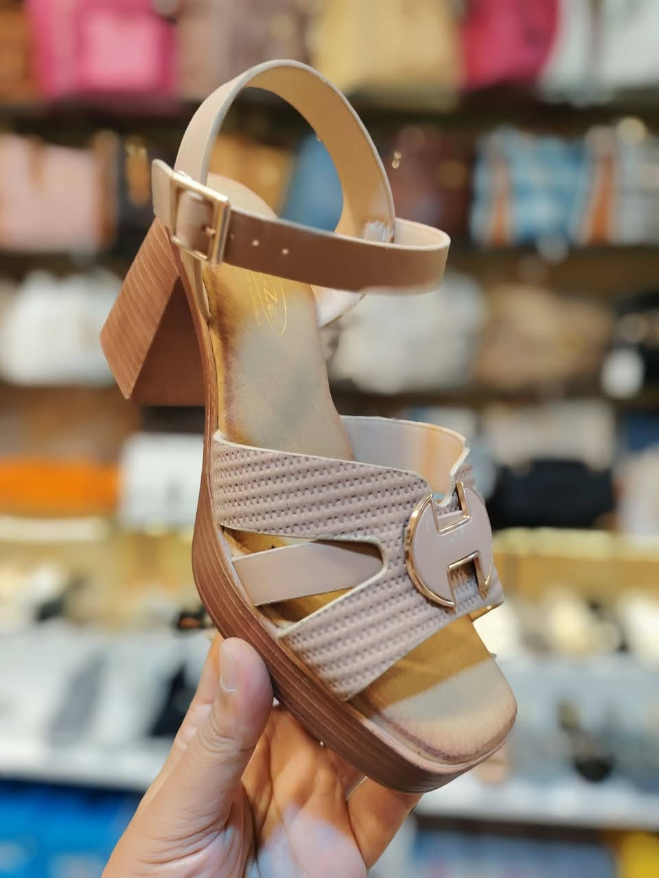 🔥 عرض خاص – السعر فقط 15 ألف دينار 🔥
👠 لا تفوّتوا الفرصة، موديلات مميزة بجودة وأناقة.
👜 أحذية وحقائب بيروت 📍 العنوان: تقاطع شارع مزرعة – مجمع الروتانا – الطابق الأول – معرض رقم 25. 🚚 يوجد توصيل داخل خانقين وجميع محافظات العراق.


**إذا كنت صاحب هذا الإعلان وتريد حذفه لأي سبب، رجاءا أرسل رسالة إلى الدعم الفني**