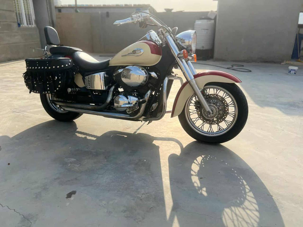 هارلي شادو 400 كير محرك مكفول مرقمة بغداد رقم قديم بس تحول يطلعلك جديد والتحويل ثاني يوم  نقصها بس كهربائيات العداد والاشاير هم وجايبلهن اشاير جديدات بعدني مفاتحهن ومشادهن هم انطيهن الباقي يخبل ودراجة حلوه رايدها ب23وبيها مجال تكدرون تتواصلون على هل رقم ***********
