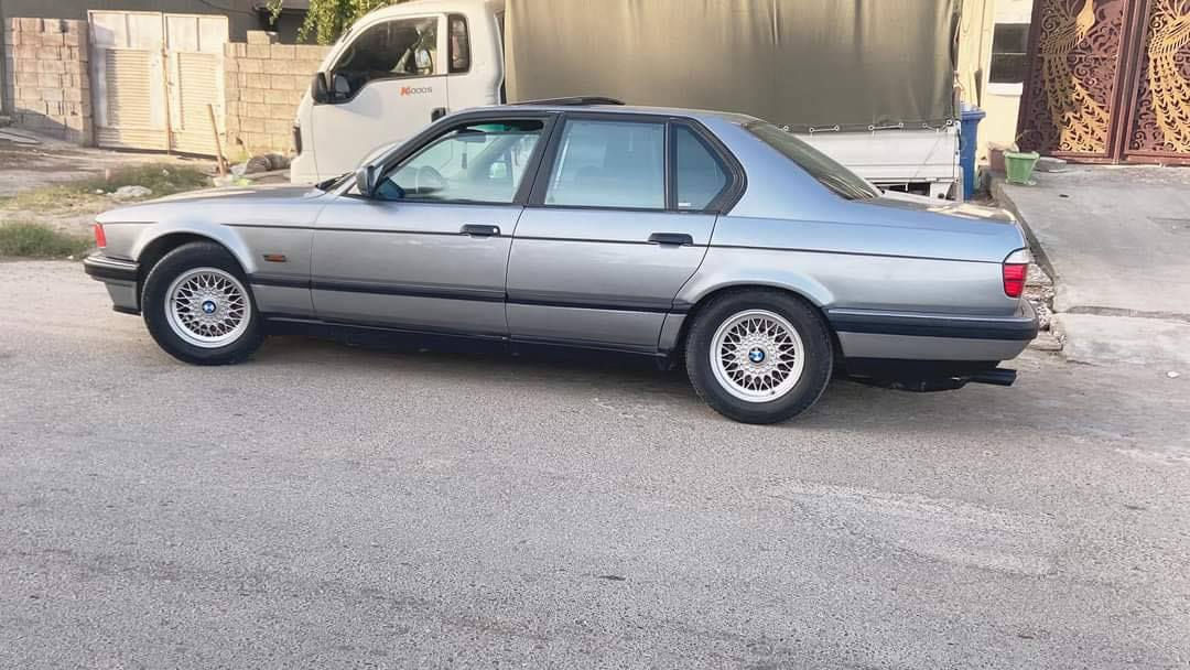 السلام عليكم بي ام 735موديل 91مصبوقه جماليه سياره مال جناي جاهزه من كلشي وبسمي رقم بغداد السعر 70وبيها مجال وبسوك كلشي اكو حسب النضافه ***********مكاني التاجي
