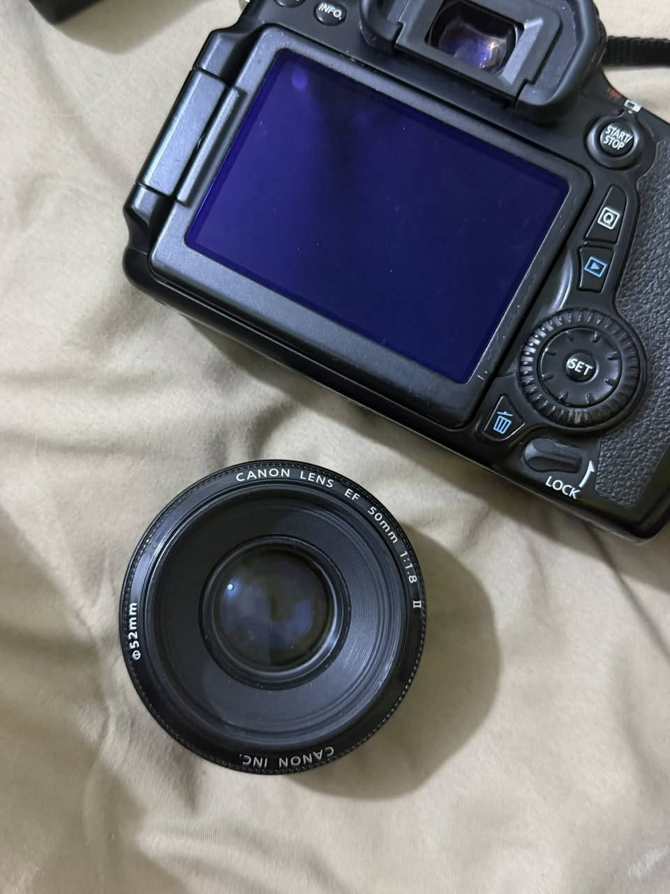 كاميرا كانون ESO D70
عدسة 50mm

حزام كتف 

شاحنه 

بطارية 

كرب

مع حقيبة كتف حجم كبير تتسع لاكثر من كاميرا وعدسة جديدة 

شاشة قلاب ولمس 

تصوير دقة عالية جداً 

احترافية 

تصوير الفيديو احترافي 

الكاميرا نظافة 100%

السعر جداً مناسب ❤️‍🔥❤️‍🔥❤️‍🔥❤️‍🔥 خاص ..


**إذا كنت صاحب هذا الإعلان وتريد حذفه لأي سبب، رجاءا أرسل رسالة إلى الدعم الفني**
