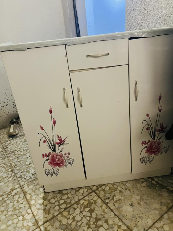 سلام عليكم كاروك وهوه جربايه  ٣٥وميز خشب او جزامه ٣٠ وميز بلاستك ١٥ مكان بابل  واتساب ***********
