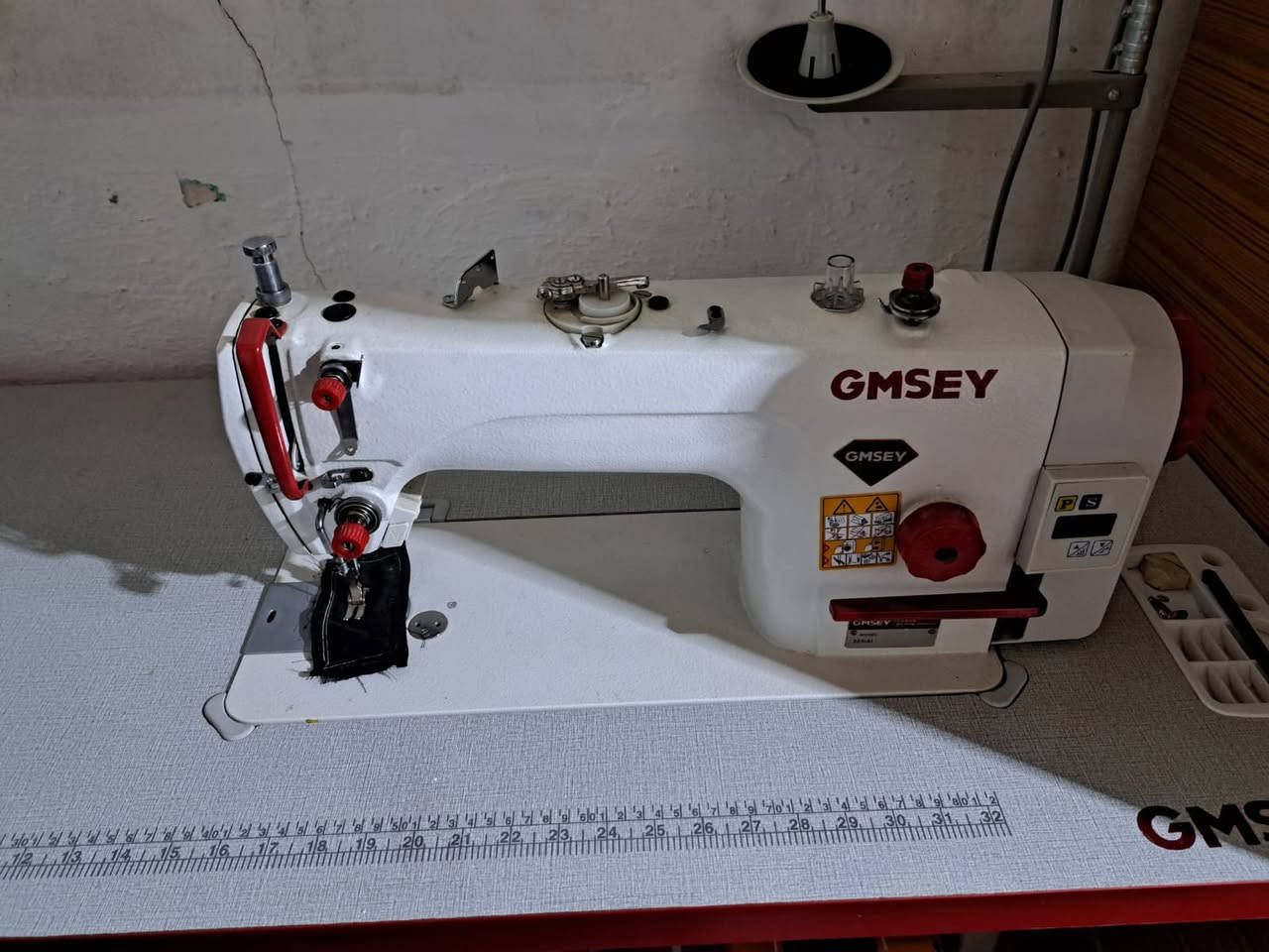 السلام عليكم مكينة خياطة جمسي صيني جديدة استخدام بيت شهر واحد بعدها بضمانها السعر 250 العنوان النجف الولاية للاتصال  ***********

