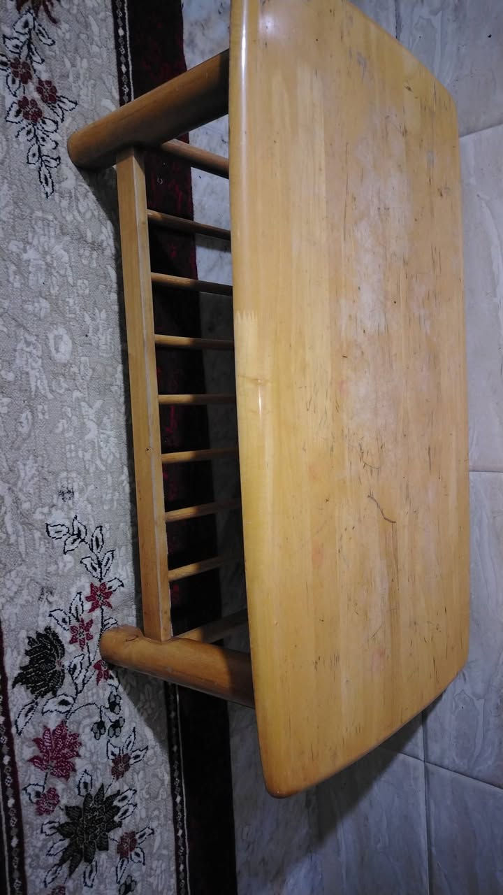 السلام عليكم غراض للبيع بغداد البنوك *********** الميز وطبله بلوط وسطيه و مرايا وكومديات جزامه نظيف جدا السعر مناسب وكومديات طبلات انتيكا السعر الوحده ٦٠ واذا اثنينهن ١٠٠ ولوحات صور اطارهن خشب
