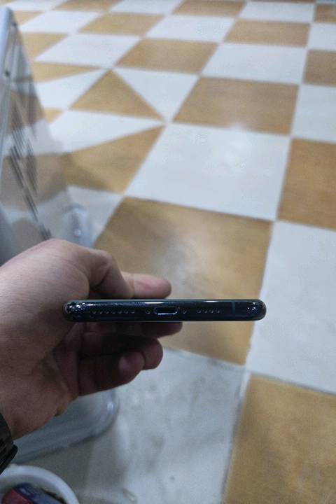 آيفون بحالة جيدة، تصميم أنيق وعملي يتميز بلون أسود. يعمل بصورة ممتازة ولا توجد مشاكل في الأداء. الكاميرا ذات جودة عالية، ومناسب للاستخدام اليومي. 

إذا كنت مهتم، راسلني للمزيد من التفاصيل.