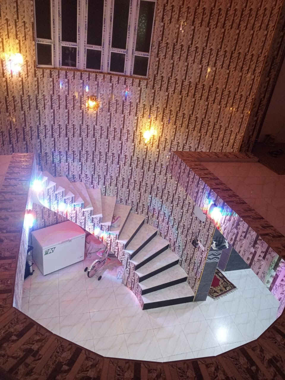 ياالله بيت طابو صرف للبيع تجاري الجمعيه عالجدول قرب اسوق الخالدي بناء حديث درجه اولى طابق ونصف الطابق الاول غرفتين وصاله واستقبال ومطبخ وصحيات داخليه وخارجيه الطابق الثاني غرفتين وصاله وصحيات الغرف ما كاملات بناء طابوق كونكريت ارضيه بورسلين للاستفسار *********** *********** او مراجعة مكتب ابو احمد المرشدي للعقار الجمعيه قرب الملاعب
