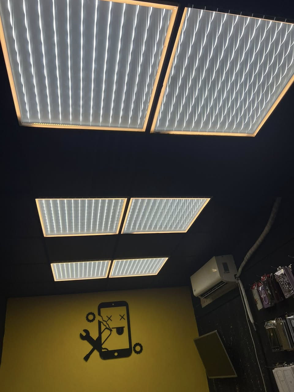 مكتب للبيع بسعر جدا مناسب  العراض الي بالصوره 
من كراسي وسبلت وغيره 
مكان رمادي شارع السينما فرع الشعبيه 
للتواصل خاص أو اتصال وا واتس
***********
