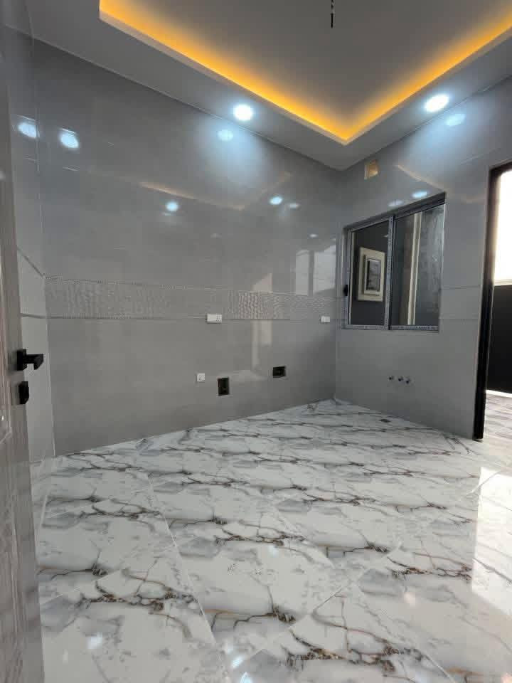 السلام عليكم ورحمة الله وبركاته #مكتب_الغوالي

بيتين للبيع في حي السماح الاساتذة المربع الذهبي ⚜️

🔹 المساحة : 100م ، الواجهة : 10م ركن ، العمق : 10م

🔹 طابقين بناء هندسي حديث مقابيل كل بيت حديقة 

🔹 سند طابو ملك صرف شرط التحويل وقرار التمليك

🔹 اساس البيت ومراحل البناء مصور بالكامل 🎥

ط1 : كراج ، استقبال ، هول ، مطبخ ، غرفة ، صحيات

ط2 : ثلاث غرف ، هول ، صحيات ، بيتونه ، سطح كاشي

مجهز بالكامل بكافة الانظمة الحديثة -

دكتات - سبالت - غسالات - انترنيت - دشات - كاميرات

للاستفسار اكثر مراجعة #مكتب_الغوالي الكائن في حي السماح الاركان قرب مدرسة السماح الابتدائية وقرب مول القمه على شارع 20 او الاتصال على الارقام التالية -

***********

***********
