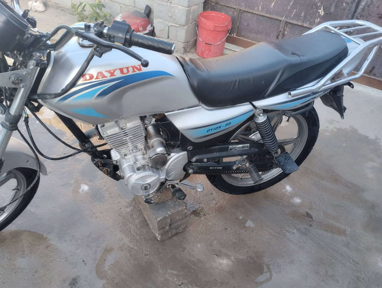 السلام عليكم دراجه دايون عضم موديل 22اوراق ستنساخ دراجه جاهزه ماناقصه شي سعرهه 650مكان ابو غرق يم المعهد ***********
