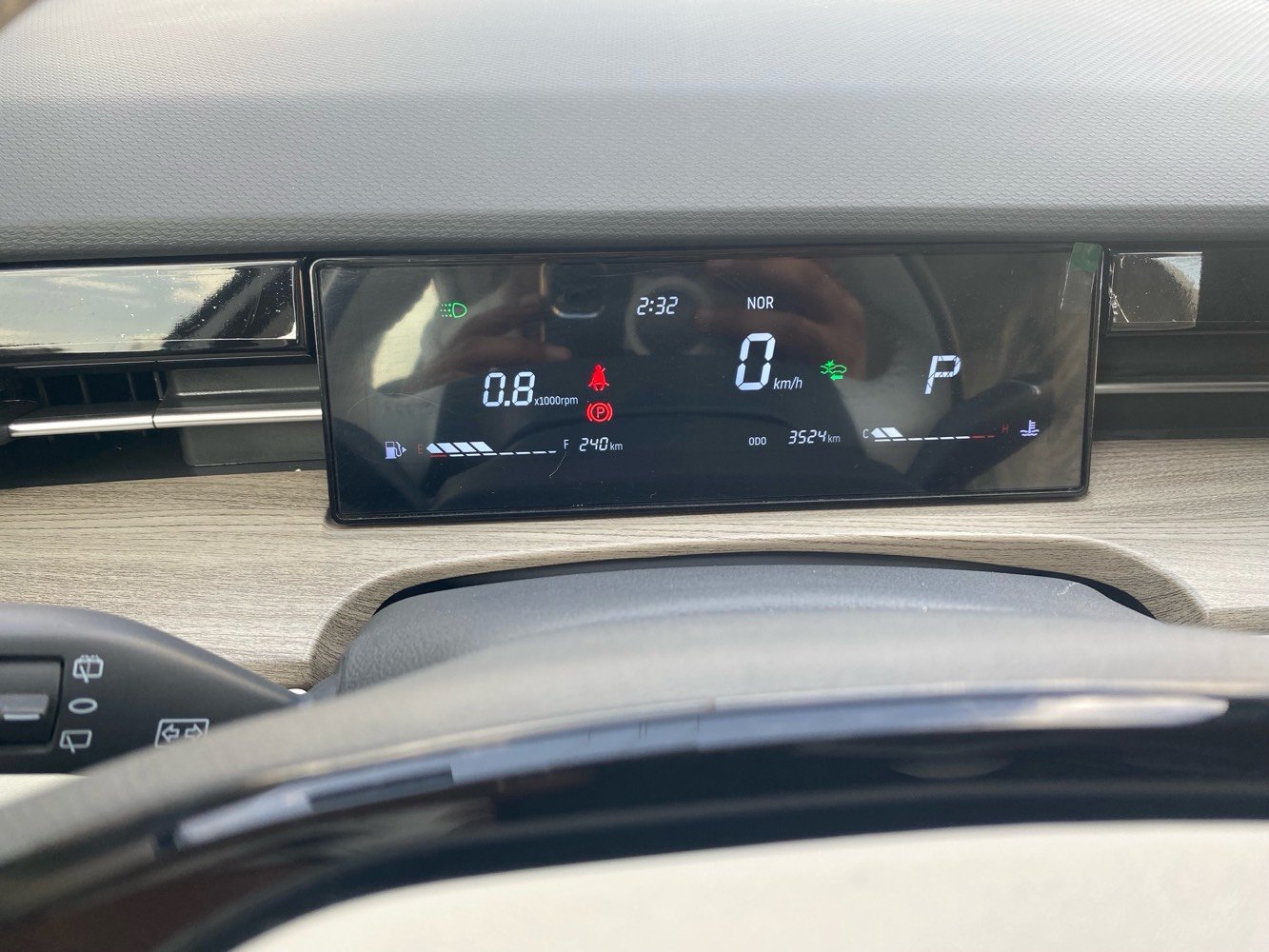 � جيتور داشنج 2025  فول مواصفات Luxury  لاكجري
لون ابيض صدفي 

 الموديل: 2025
ماشيه 3500 بعده زيرو
 الدفع: أمامي
 الكير: 7 نمر دبل كلتش (7DCT)
 المحرك: 1600 تيربو قوي واقتصادي

المواصفات الكاملة:
 تشغيل ودخول ذكي (Keyless Entry & Start)
 تشغيل عن بُعد (Remote Start)
 شاشة وسطية عملاقة
 عدادات رقمية بالكامل
 Apple CarPlay + Android Auto
 نظام ملاحة (GPS)
 كاميرات 540 درجة عالية الدقة
 حساسات أمامية وخلفية
 نظام مراقبة ضغط الإطارات (TPMS)
 مكيف أوتوماتيك ثنائي المناطق
 فتحات تكييف خلفية
 شحن لاسلكي للموبايل
 منظومة صوتية سوني متعددة السماعات
 كراسي جلد فخمة
 كراسي أمامية كهربائية
 تبريد وتسخين للمقاعد الأمامية
 ذاكرة مقاعد
 إضاءة داخلية محيطية (Ambient Light)
 إضاءة ترحيبية عند فتح الأبواب
 سقف بانوراما واسع
 إضاءة LED كاملة (أمامي + خلفي)
 مرايات جانبية كهربائية مع تسخين وطي أوتوماتيكي
 شنطة خلفية كهربائية ببصمة
أنظمة الأمان ومساعدة السائق:
 مثبت سرعة ذكي + تحكم كامل بالمقود
 نظام التحذير عند مغادرة المسار
 نظام التنبيه من التصادم الأمامي
 نظام تحذير النقطة العمياء (Blind Spot) 
 نظام الثبات الإلكتروني ومنع الانزلاق (ESP + TCS)
 ABS + EBD + BA
 فرامل توقف إلكترونية + Auto Hold
  (HHC + HDC)
 6 وسائد هوائية
بعد هواي موصفات بيه
مكان سياره البصره
سعر 190 وبيه مجال شي قليل