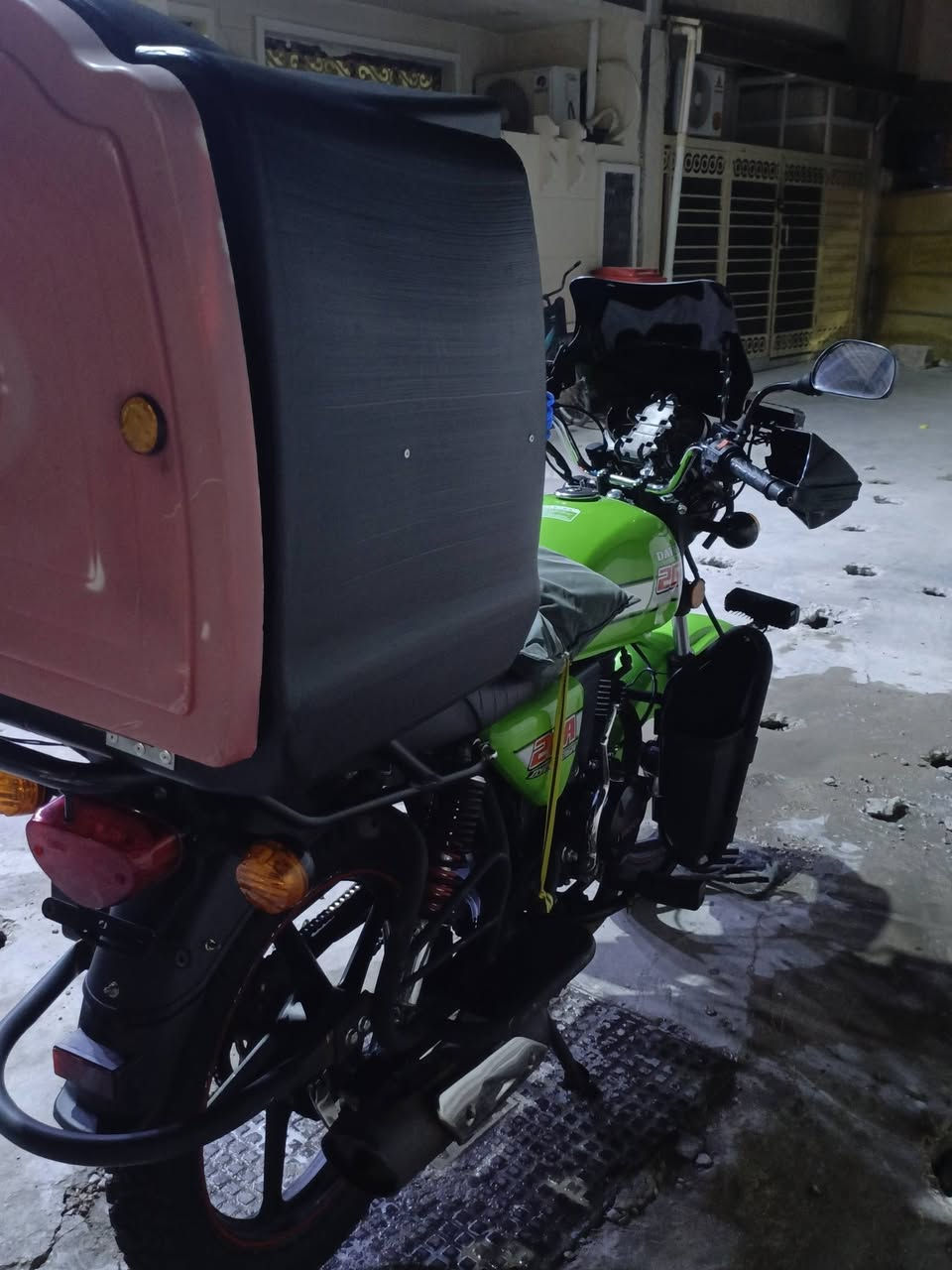 السلام عليكم ورحمه الله سنويه سنويه
دراجة دايوان 26A 
الون أخضر 
موديل 2023 
مكينه 200cc
دراجه خير من الله بيها ملاحضات بسيطه كلش رقمها بابل مشروع وطني مكينه مكفوله من فتحه برغي كفاله وعليها اضافات لايت زينون وجامه اماميه واقيات هوائيه استاند موبايل فدراليات خلفيه وصندوق دلفري واريل الوان السعر 2,350 بيها مجال شي بسيط كلش *********** للاتصال
