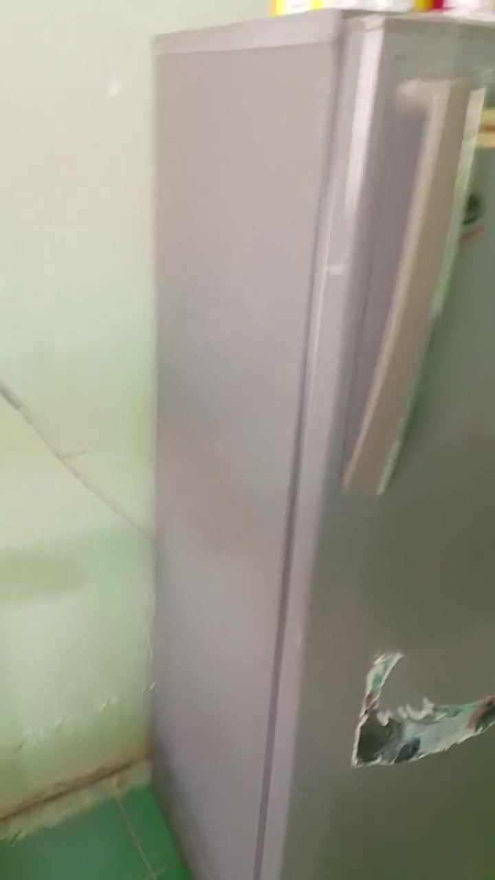 ثلاجة للبيع أبيعها تشتغل لكن الإفريزر تجميده ليس كامل... تأخذ فوق النصف أمبير الإتصال
عالرقم ***********
