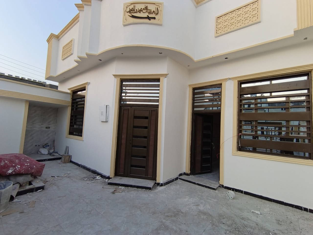 السلام عليكم واسعد الله اوقاتكم

يتوفر بيت للبيع  
#طابو ملك صرف زراعي عراقي وكاله ونسخه من الطابو  ولملاك موجود حي يرزق

مساحة البناء 200م
 
 بيت الركن 
يحتوي البيت على 
3 غرف  5×4
ديوان 8×4
مطبخ 5×4
هول 3×5
صاله 8×5
صحيات داخلي وخارجي
كراج سياره
وحديقه مرتبه 
 البيت بي مساحه ترك 
#البناءجديد 2026 درجه اولى وجاهز من كلشي  منطقه هدوئ ومتوفر بيها جميع  
 الخدمات ماء كهرباء مدارس قريبه مستوصف سوك كافة الخدمات متوفره
البيت فارق وجاهز للسكن 
البيت يقع على شارع 10م  اناره الشارع كله

#العنوان : بصره ابي الخصيب كوت ثويني ////   قريب على صيدلية كوت ثويني //
البيت يبعد عن الشارع كوت ثويني التبليط100م 

( السعر  135  وبي مجال ) ***********
