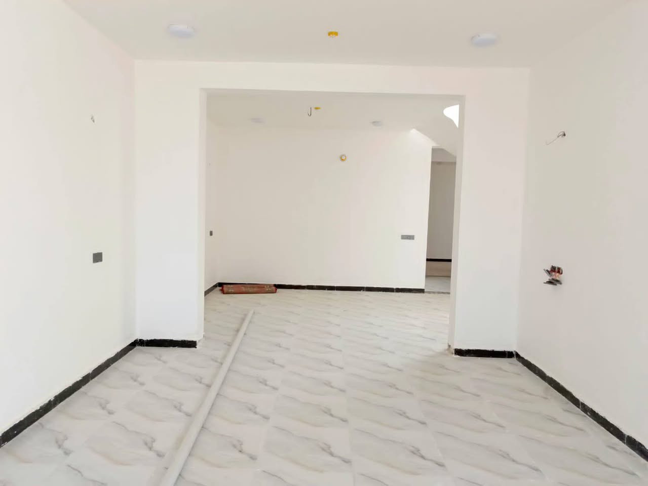 رمضان كريم عليكم ان شاء الله 

يتوفر بيت جديد جداً للبيع في الحلة 
مساحة 190 متر الواجه 10 ونزال 19
يتكون من غرفتين وصاله واستقبال ومطبخ حار وبارد وبيتونه كبيره جداً 
وصحيات داخلية وخارجية 

العنوان البيت حلة شارع 80 قرب مشروع اليهودية التبليط الجديد 

الاستفسار اكثر الاتصال ع الرقم 
***********
