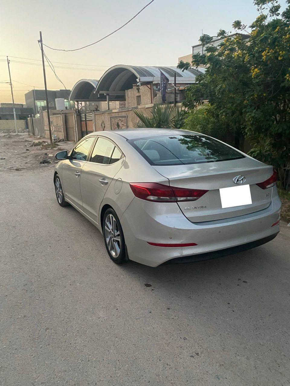 النترا خليجي 2017
فول مواصفات ما عدا البصمة 
رقم مثنى بأسمي مداور ثاني يوم مكفولة والگير والمحرك والتبريد خير من الله شاشة كبيرة اصلية وكامرة دوارة وحساسات خلفية وفتحة سقف ويدات نيكل ويل كب حجم 17 مكينة 2000 داخل بيجي اشاير بالمري والمري شفط تبريد قطعتين
تحكم ستيرن
السعر 135 
 للاستفسار ***********
