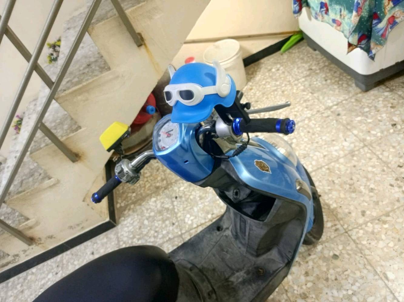 بوليس يابانيه اصليه للبيع مكاني الامين رقم الهاتف ***********الاسعر650