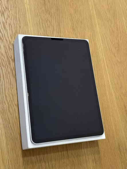 السلام عليكم 
ايباد للبيع
Ipad pro 11-inch 4th 
( 11 بوصة الجيل الرابع )
السعة 128 غ.ب. 
مستخدم - نظيف جدا 
بدون خدوش او كدمات نظافة 100‎%‎ 
عمر البطارية 97‎%‎ كما موضح بالصور 
ملحقات شاحنه مع كيبل فقط مع كارتون
مع حافظات عدد 2 وحده ساده و الثانيه تكون كيبورد ماوس تاج وقلم مثل ما موضح بالصور 

السعر 825 الف دينار عراقي قفل  يباع كامل المحتويات 
علما ان سعر الكفر يبورد وحده ب125الف دينار و والقلم ب35 الف دينار 
مكان بغداد الكرخ  / تواصل واتساب او الاتصال بوقت النهار 

***********
