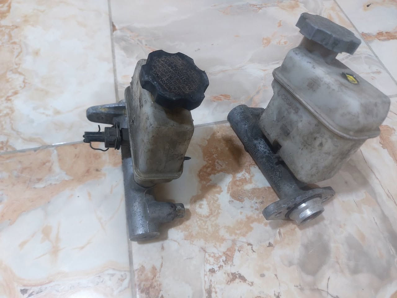 السلام عليكم.  عمبار بريك رئيسي لسيارات كلايز وكرفان 7راكب.موديل91_95. 96_2000 2001-2007. سعر القطعة 45الف كما يوجد توصيل لجميع محافظات العراق وتساب او اتصال ***********
