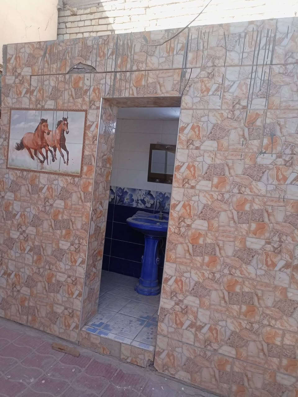 دار للبيع في النجف حي المكرمه خلف شارع الطاقه منطقة ال ٧الاف المساحه ١٣٣ متر الدار فارغ جاهز للسكن يتكون الدار من غرفه وصاله واستقبال ومطبخ وصحيات داخليه وخارجيه الطابق الثاني غرفة فقط للإستفسار الاتصال على الرقم ***********ابو فضل للعقار عنوان المكتب النجف حي المكرمه شارع الطاقه مجاور جامع باب الحوائج
