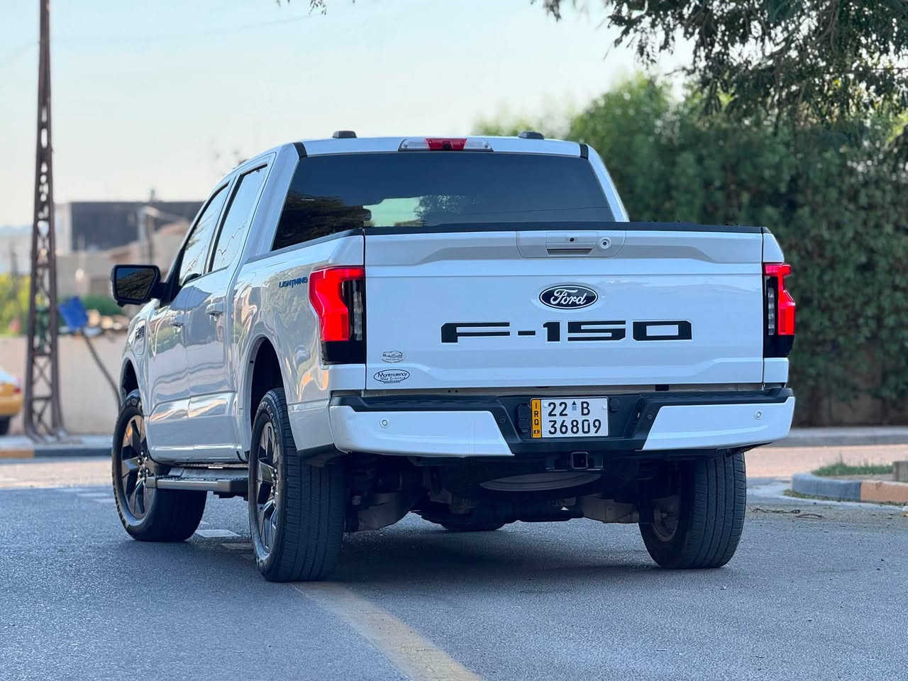السلام عليكم
فورد F150 لايتنك 2025 
كهرباء بالكامل ((دبل ماطور)) 
بطارية كبيرة (123 كيلو واط ) 
580 حصان من 0 الى 100 (4ثواني)
السياره فئة ( FLASH )
فوول عدا البانروما ماشية 5 كيلو فقط 
بحالة الوكالة بصمتين 
موصفات شاشة كبيره صندوق كهرباء 
باب خلفي كهرباء يصعد وينزل 
لايت امامي ادابتڤ متحرك ويه الستيرن 
سستم صوت B&O عدادات دجتل 
5 كامرات درج خلفي كير كهرباء متحرك
وباقي الموصفات معروفة 
حادث (( صبغ البنيد ونص الجاملغ ))
بدون دواخل شرط الفحص 
السياره ترقيم قبل سبوع 
(( وبيها كتاب تضليل لمدة سنة )) 
مكاني بغداد اليرموك 
سعر : 340 ورقة بيع او مراوس 
للاستفسار: ***********
