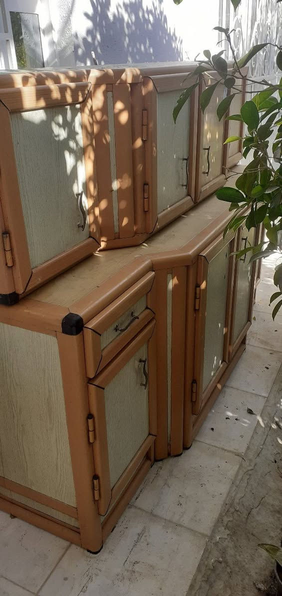 السلام عليكم غراض للبيع 

كاونتر ٤ أبواب 
ميز بلازمه 
وثلاجه شغاله 
اتصال ***********
