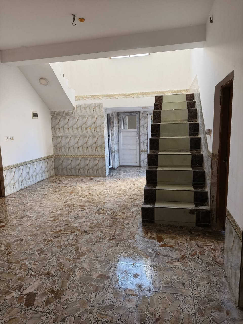 سلام عليكم 
بيت للبيع مساحه ٢٤٠ 
غرفتين وصاله واستقبال ومطبخ وصحيات داخليه وصحيات خارجيه ومَنور داخل الصاله 
عنوان :خلف جامع الدغارة قرب الشط ( بستان ال مهاوش) 
للأستفسار والسعر الاتصال بالرقم 
‏‪***********‬‏
