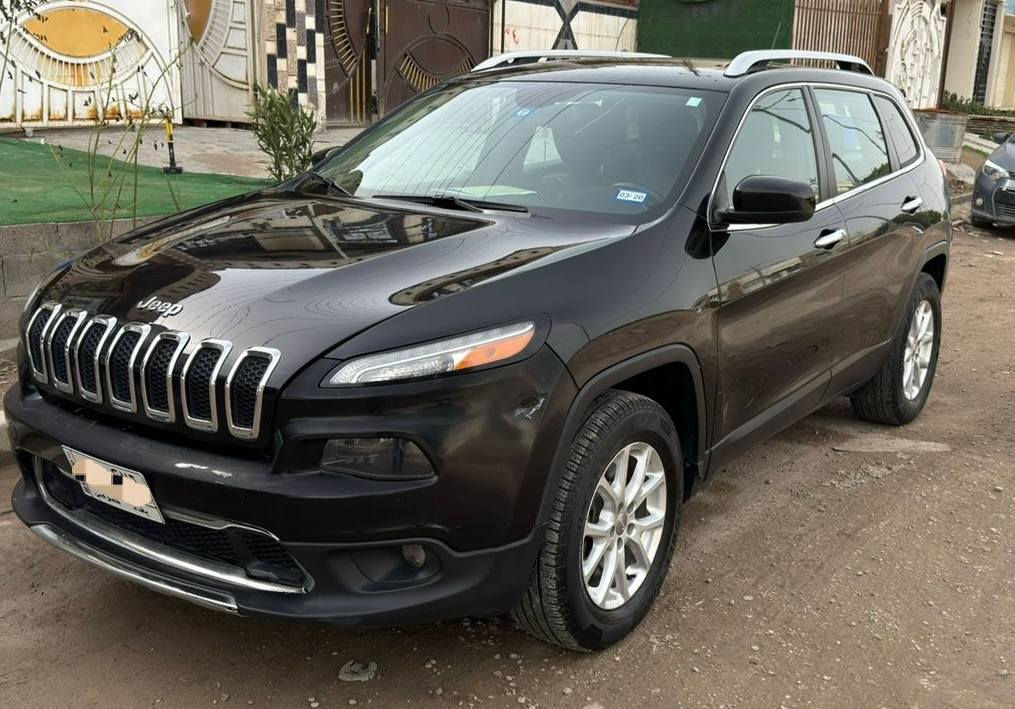 السلام عليكم اخوان مكلف بالنشر 
جيب شيروكي بزون ٢٠١٨ 
ضررها الباب الخلفي الجنطة كما موضح بلصوره بدون دواخل ولا ايرباك وبالعراق باب السايق و الوراه بصمة محرك ٢٤٠٠ كير ٩ نمر مكفول صدر جديد كهربائيات كلها شغاله وعلى البلاد بجم كبس 
مكانها بغداد حي الجامعة او حي الخضراء شارع البصرة 
للاتصال *********** 

رقم بغداد مشروع وطني
السعر ١٢٥ ورقه وبيها مجال حك الجيه
