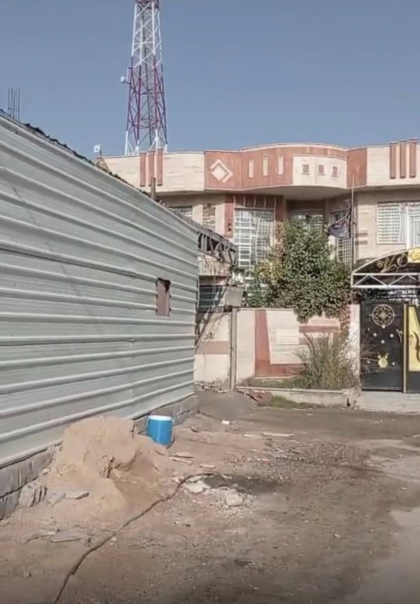 عقار للبيع ٦١٠٠ متر يحتوي على ثلاث بيوت  حديثه ومعمل كاشي ومعرض سراميك وتحلية مياه وحسينيه وساحه فارغه قرب سيطره ام الهوى  سند ٢٥ تحويل باسم المشتري مباشر للتواصل ***********
