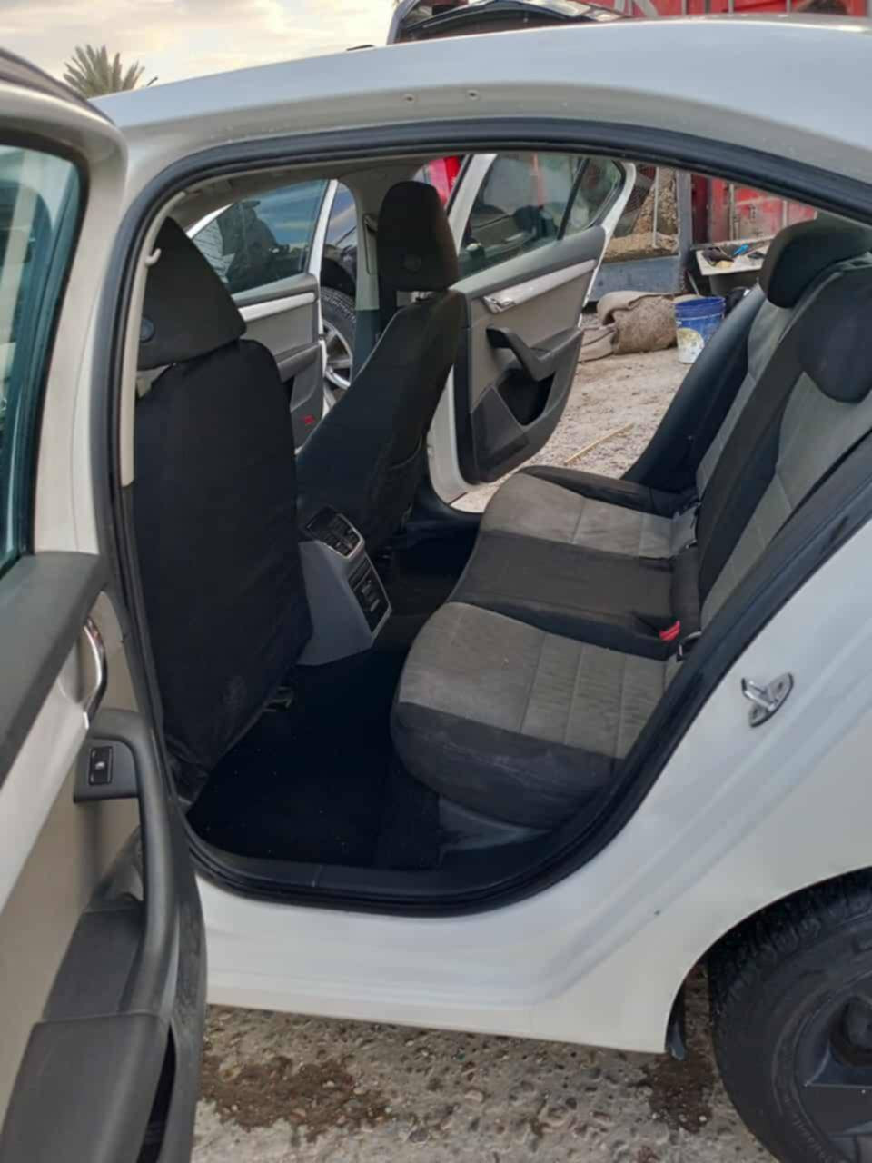 فولكس واجن سكودا 
للبيع موديل 14 كير اوتوماتيك 
محرك 1800
 بسمي رقم اربيل سنويه ل28
تبريد امامي و خلفي
مكاني دورة قرب جسر الوليد او كلية سلام
ترهم 60 والباقي اقساط 
*********** واتساب
