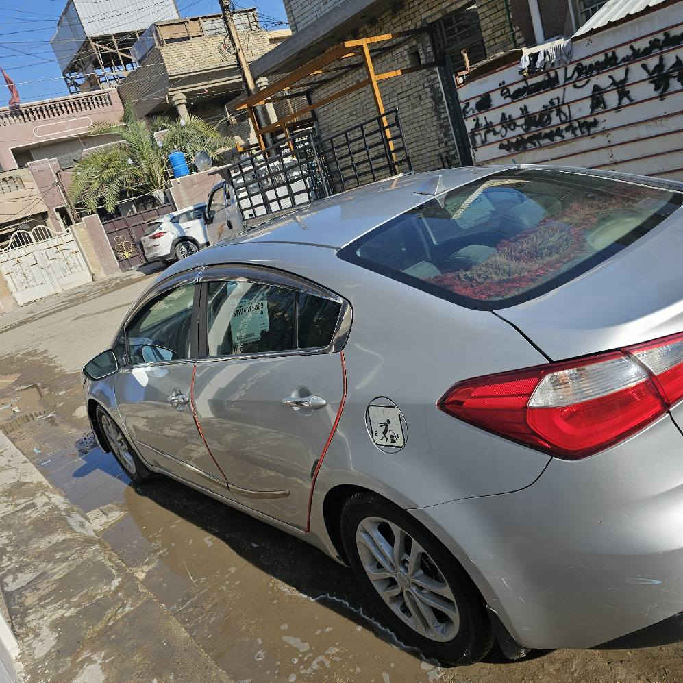 سلام عليكم 
فورتي امريكي موديل 16السياره فول 
المحرك gdi
 موصفاتها فتحه وبصمه 
وتبريد تدفئه كشنات 
تحكم كهربائي 
بيها ملاحضات بسيطه 
السعر 100وبيها مجال بسيط 
سونارها موجود 
حادثها جاملغ وبنيد مبدل 
الشراي يتصل ***********
رقمي السياره بسمي شرط التحويل بغداد, العراق
