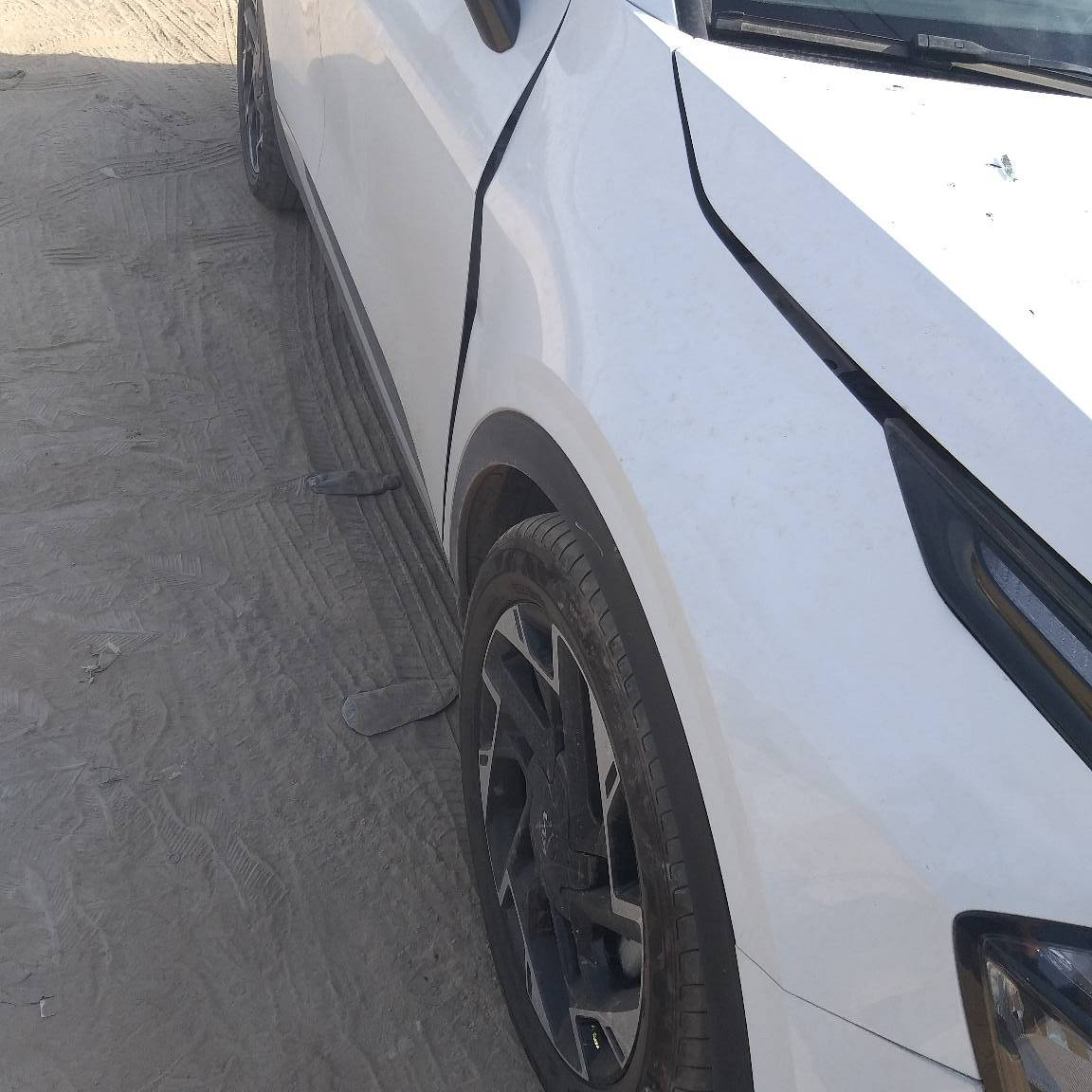 السيارة سبورتج موديل 2024 ؛ 
تاريخ الشراء سنة 2025 ؛
عداد السيارة : 11 الف كيلو  ؛ 
الضربة موضحة كما في الصور ؛ 
تم الصبغ كما في الصورة +تعديل بارد  بسيط بالجاملغ جهة الراكب الامامي . 
جميع الايرباكات سليمة على  وضع الشركة .
المواصفات : كل مواصفات الGT line 
من البانوراما الى الكشنات التدفئة +التبريد والكشنات الكهرباء + صندوق كهرباء + اشارات بالمري ومري كهرباء+حساسات امامي خلقية واجتياز جانبي  و …والخ .
السعر 245 ورقة مع المجال البسيط . بغداد, العراق


**إذا كنت صاحب هذا الإعلان وتريد حذفه لأي سبب، رجاءا أرسل رسالة إلى الدعم الفني**