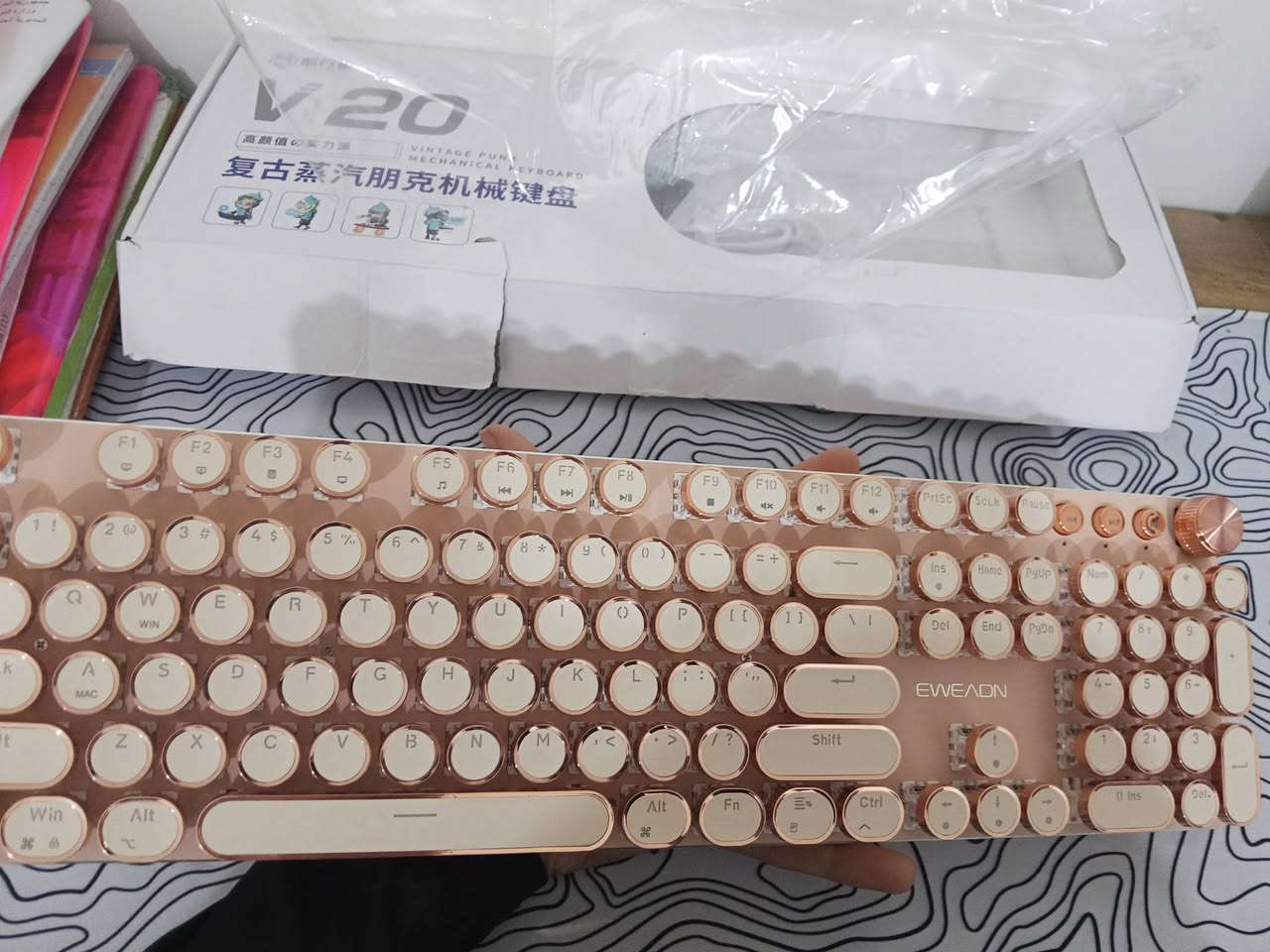 eweadn v20 كيبورد 
جديد لوك ستيكر ال سويتش وردي 
كيبورد معروف جدا سعره بل موقع 65 الف 
اول تم ب50الف 
متوفر توصيل لجميع المحافظات العراق ***********
