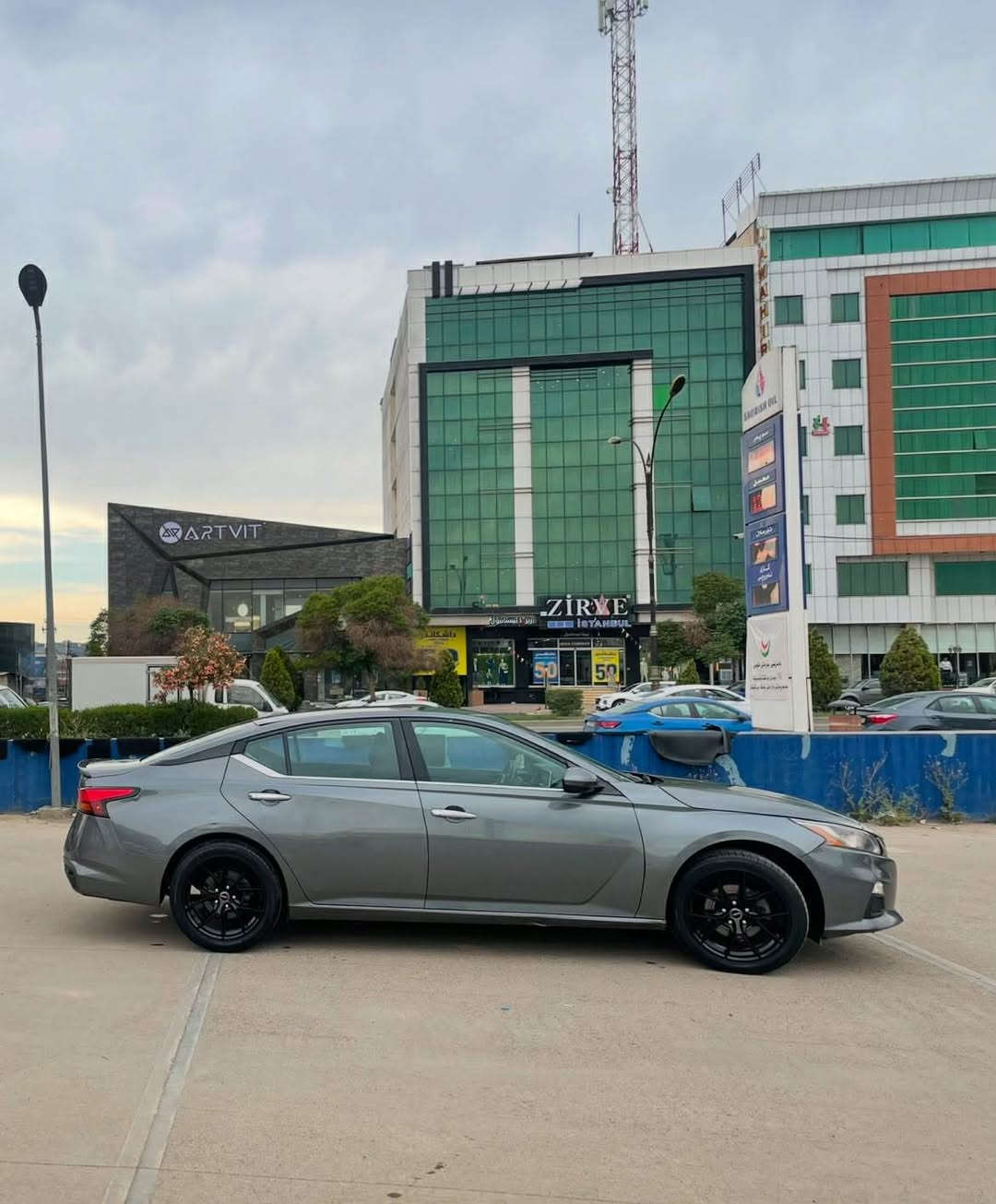 نیسان التیما  ٢٠٢٠ 

مواسفات: S
بەسمە و شغال
ئەپل کارپلەی و ئەندرۆید ئۆتۆ
سیستەمی زیرەکی ئاگادارکردنەوە لە پێکدادانی پێشەوە
وەستانی ئۆتۆماتیکی لەناکاو لەکاتی پێویست
سیستەمی  زیرەکی رێگریکردن لە لادان لە جادە
Cruise Control تحدید سرعە
لایێتی ئۆتۆماتیک 
FWD
ویل 18 ئینج ریم
----
دوو پارچەیی بۆیاخە، ناوەراستی هەردوو دەرگای سایق و بستەک لە بۆنێت.
وارد ئەمریکی
مەکینە و گێر بەشەرت
هیچ ئێرباگی نەتەقیوە
٦٠ میل رۆیشتووە
رقم اربیل بە ناوی خۆم، سەنەوی تا ٢٠٢٦ مانگی ٩
نرخی ١٤٩وەرەقە و معامەلەی تێدایە
- 0750 175 2587
- 0751 787 2640 أربيل, العراق
