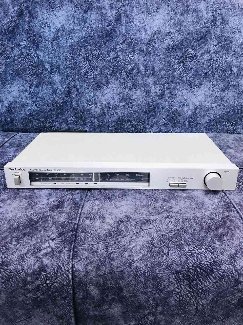للبيع تحفة ( راديو 📻 )من شركة Technics
MODEL-TUNER-ST-Z 25-Japan
صناعة اليابان 1982 🇯🇵 
سحب جداً جداً راقي - نظافة 100 % 
عرض 43 سم  / FM / AM  / 
شاشة ضوئية / كهرباء 220 V بلادي 
للاستفسار اكثر مراسلة الصفحة 
وات ساب *********** اتصال ☎️

