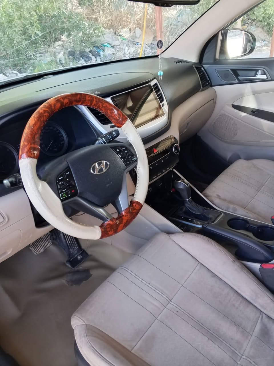 السلام عليكم سياره توسان 2016فول ماعده البصمه السياره اربعه ستندر السياره جديده وكفاله من الفتح والتبديل ماعده بارد بل جاملغ الامامي الايمن ورشات صبغ جوه الامرايه اشبرين مكينه جديده كير جديد تبريد حداديه تخم تاير يعني جاهزه ع اخر حبايه  الاستفسار ***********
