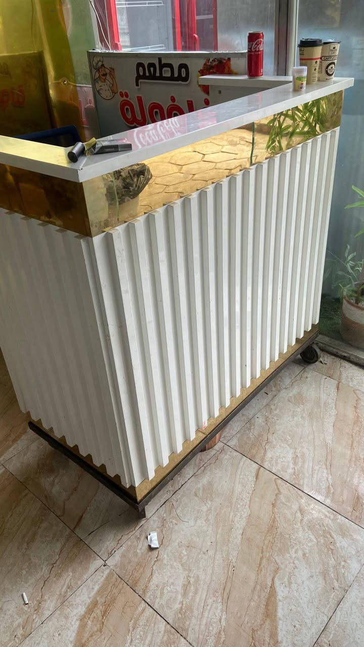 ميز كاشير للبيع سعر 160 مع كرسي  ***********
