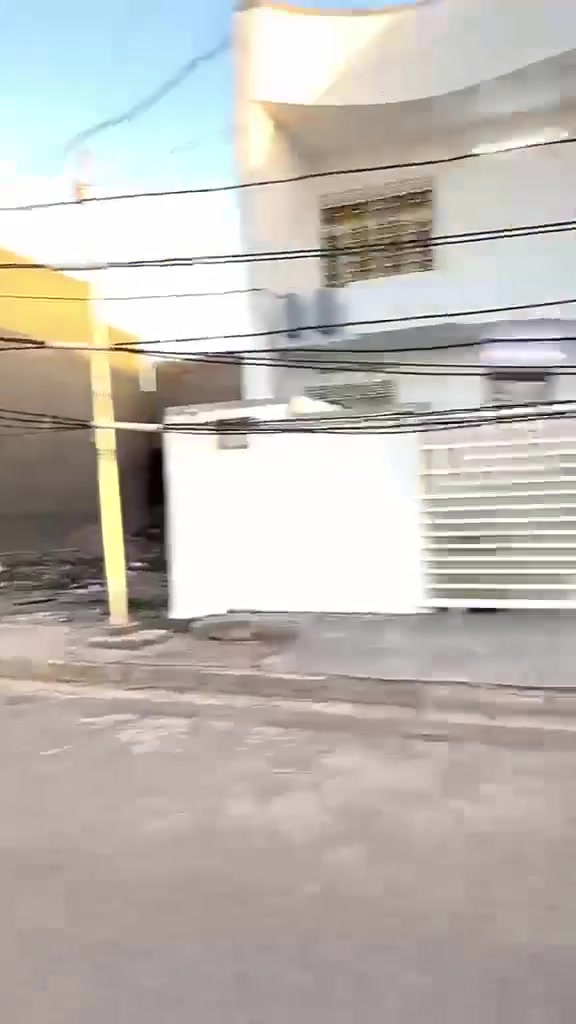 🏡 بيت للبيع في المحمودية – حي 18 قرب مجمع الصحفيين

🔹 بناء حديث  
🔹 المساحة: 125 متر  
🔹 طابق ونص  
🔹 الواجهة: 6.5 متر  

📌 يحتوي على:
✔️ استقبال  
✔️ صالة  
✔️ غرفتين نوم  
✔️ حمامين  
✔️ مطبخ  
✔️ منور  

⚡ الخدمات كاملة:
ماء – كهرباء – تبليط  

✅ البيت جاهز للسكن والاستثمار

📞 للاستفسار:
***********
