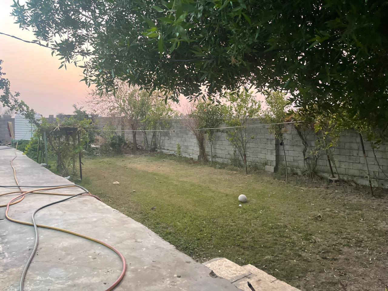 ارض زراعية مع منزلين بناء حديث للبيع 
مساحة الأرض ٤ دونم 
مساحة البيت الاول ٢٨٠ متر يحتوى على ٤ غرف ومضيف كبير واستقبال ومطبخ وخدمات كاملة بناء حديث مع حديقة خارجية فواكه وحمضيات واجود انواع النخيل بمساحة٥٠٠ متر وكراج سيارات 
والبيت الثاني ١٩٠ متر يحتوي على ٢ غرف كبار ومضيف كبير وصالة ومطبخ وخدمات وحديقة خلفية تحتوي على أشجار وحمضيات 
البيوت بناء حديث ومسيجة بالكامل 
خدمات كاملة تبيلط +ماء رئيسي +كهرباء محولة قريبة كلش
بالإضافة إلى ماء نهر ونهاية الأرض مطله على بزل رئيسي 
ارض خصبة وصالحة للزراعة  
📍الموقع : اليوسفية قرية بئر الحمام/ الشارع الثالث 

للاستفسار الاتصال بالرقم ***********
او الاستفسار على الواتساب ***********
