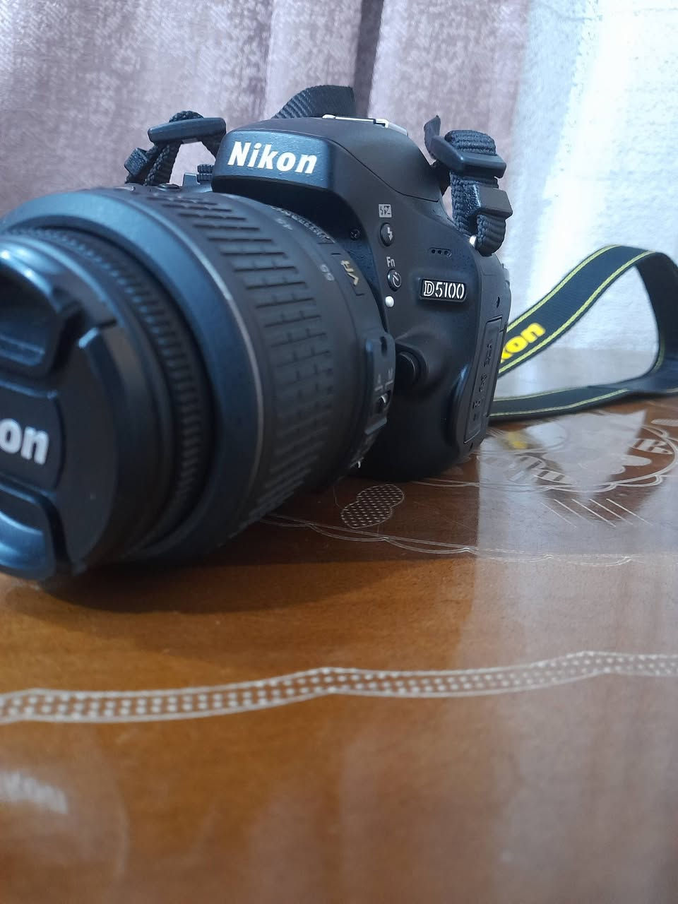 كاميرا نيكون Nikon 5100D 
شتر قليللل جدا يعني استخدام قليل بشكل مقارب للجديد نظافة 99% اذا مو 100% اصلاً 

- دقة 16.2 ميغابكسل.
- مستشعر CMOS بحجم APS-C (DX).
- تصوير فيديو Full HD 1080p.
- شاشة متحركة قياس 3 إنج.
- نظام تركيز تلقائي بـ 11 نقطة.
- تصوير متتابع بسرعة 4 صور بالثانية.
- حساسية ISO من 100 إلى 6400 (قابلة للتوسيع إلى 25600).
- تدعم التصوير بصيغتي JPEG و RAW.
- فلاش داخلي مدمج.
- مدخل مايكروفون خارجي.
- تدعم بطاقات SD / SDHC / SDXC.
-  وياها العدسة الأصلية 18-55 .
وياهه كل الملحقات الجنطة والحزام والبطارية والشحن الاصليات مال شركة نفسهه وحته عقد شراء من الشركة نفسها عندي 
سعرهه 525 وبيها مجال للجاد متواجد واتساب فقط *********** لحك عليها قبل الزيارة الاربعينية

الكاميرا مناسبة للتصوير الفوتوغرافي وتصوير الفيديو . الكاميرا جوكر حرفياً تفيد المحترف تفيد المبدئ وتشتغل وياك فيديو وصور بدقة خرافية.
